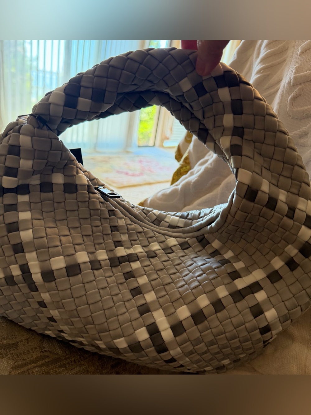 Hobo handbag in Light Gray & White
Brand New! Woven style.